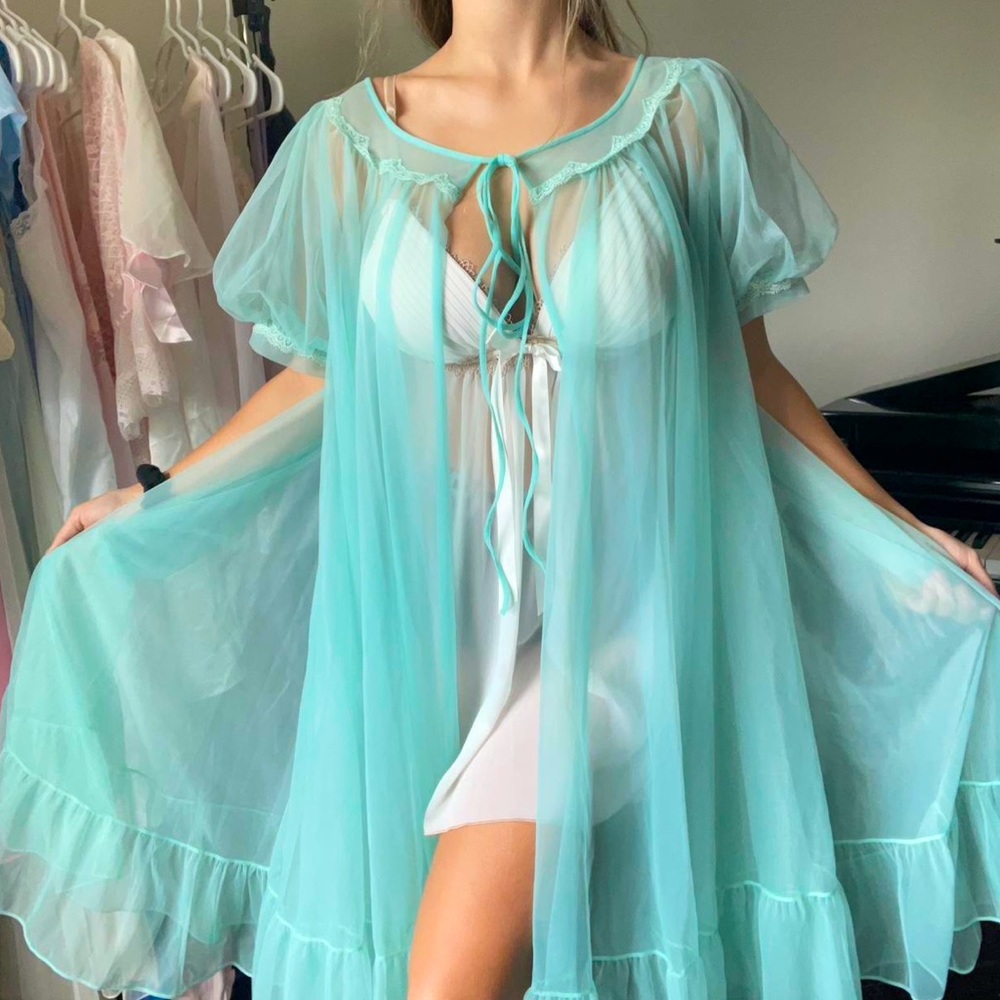 Flowy vintage robe